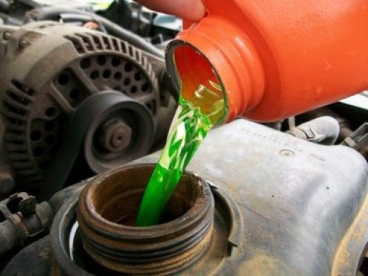 Atenţie la cumpărături! Comercianţii vând apă în loc de antigel